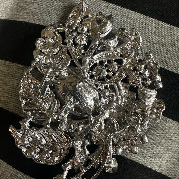 Elegant Silver Crystal Brooch - Picture 4 of 6